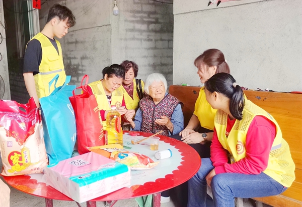 志愿者走訪慰問老人。周嵐清攝