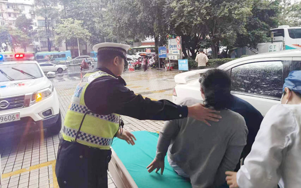 孕婦安全到達(dá)醫(yī)院。南寧市公安局交通警察支隊(duì)七大隊(duì)供圖