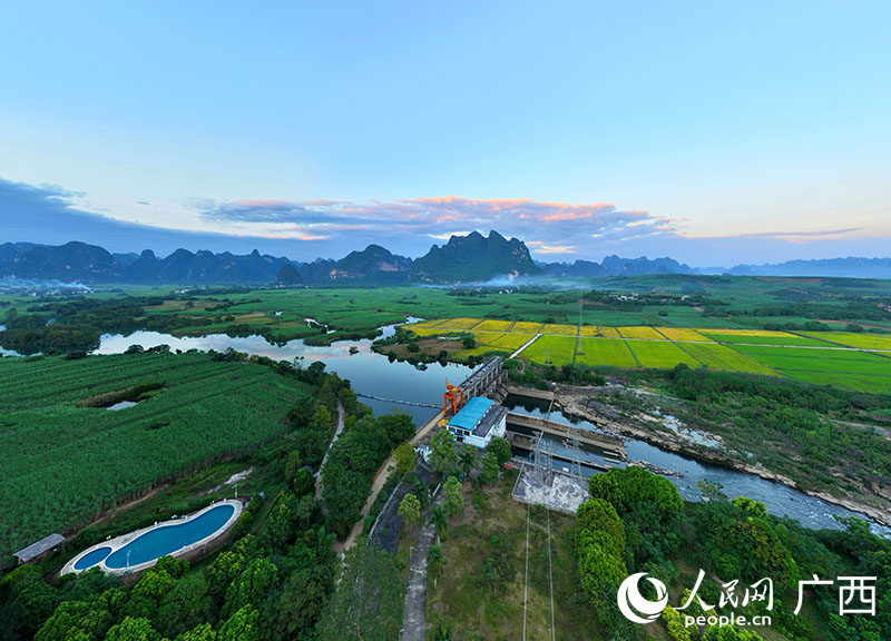 建設(shè)在黑水河流域的水電站。人民網(wǎng) 付華周攝