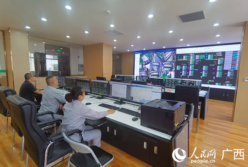 廣農(nóng)新能源集團大新片區(qū)集控中心。人民網(wǎng) 付華周攝