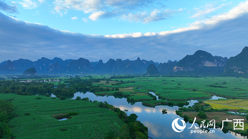 風(fēng)景優(yōu)美的黑水河流域。人民網(wǎng) 付華周攝