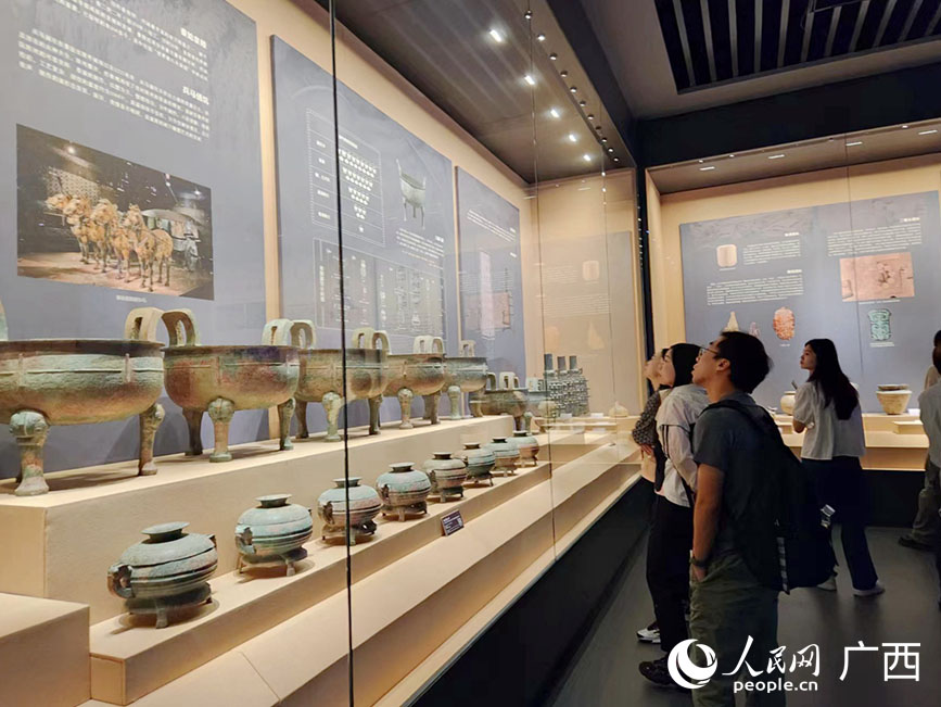 市民觀展。人民網(wǎng)記者 黃子婧攝