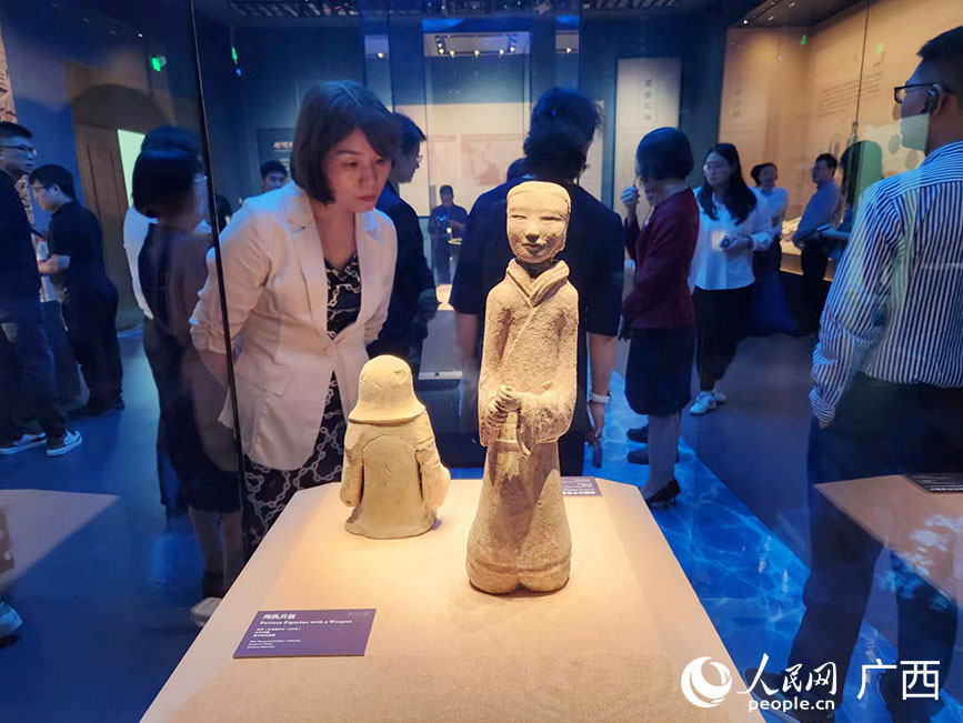 市民認真觀展。人民網(wǎng)記者 黃子婧攝