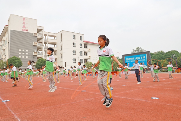 學(xué)生正在跳繩。右江區(qū)委宣傳部供圖