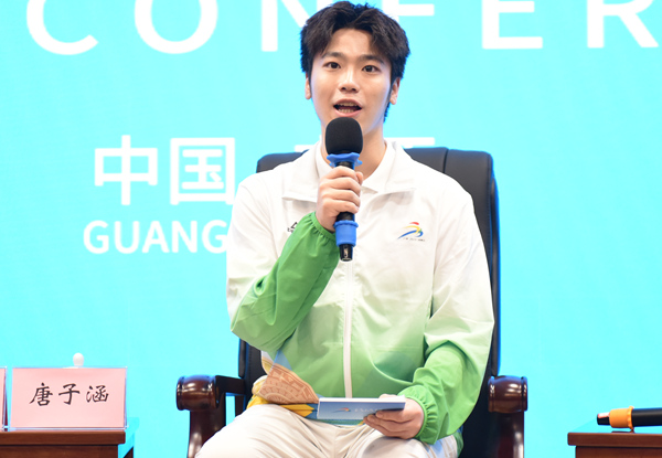 分享自己開展志愿服務的經(jīng)歷。黃紫玥攝