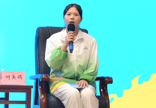 何美娟在分享自己開展志愿服務的經(jīng)歷。黃紫玥攝