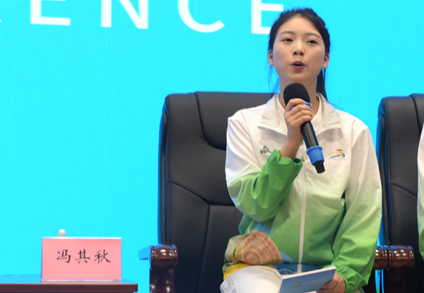 馮其秋在分享自己開展志愿服務的經(jīng)歷。黃紫玥攝