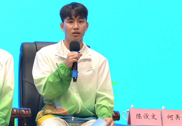 陳俊文在分享自己開展志愿服務的經(jīng)歷。黃紫玥攝