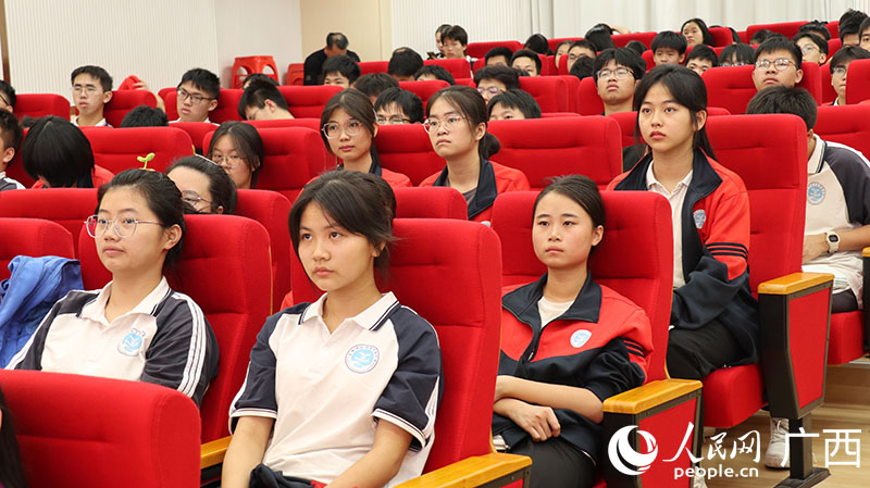 同學們聚精會神聽講座。人民網(wǎng) 付華周攝