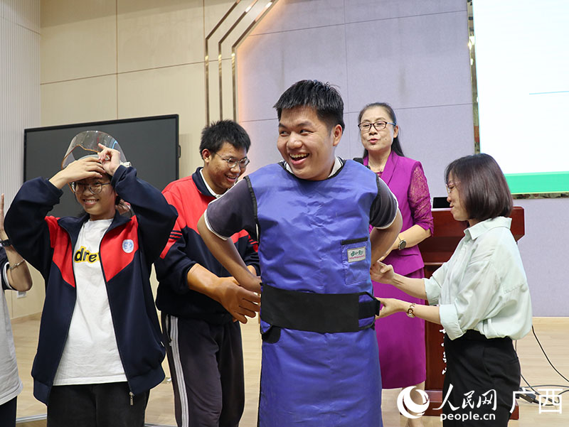 同學們踴躍參與現(xiàn)場互動。人民網(wǎng) 付華周攝