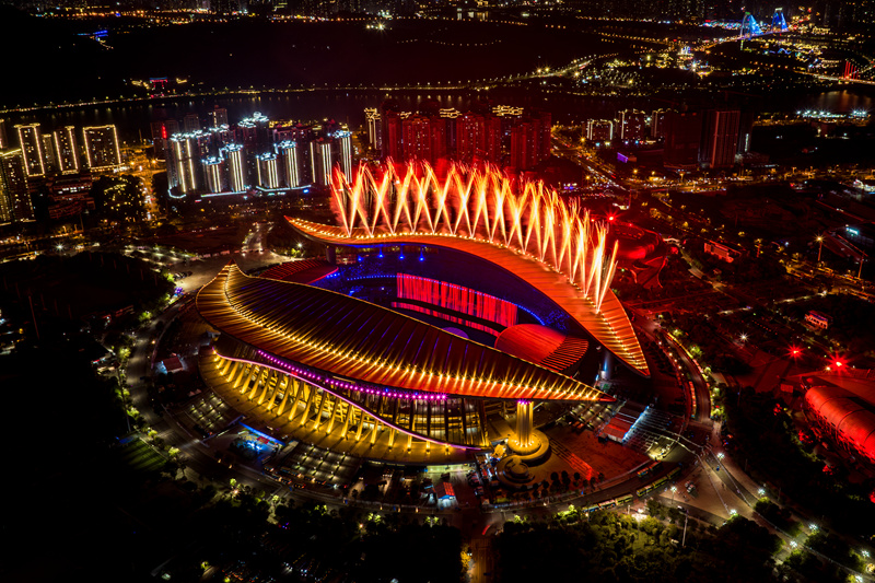 開幕式當(dāng)晚，廣西體育中心流光溢彩。北奧盛典國(guó)際林毅攝影工作室供圖