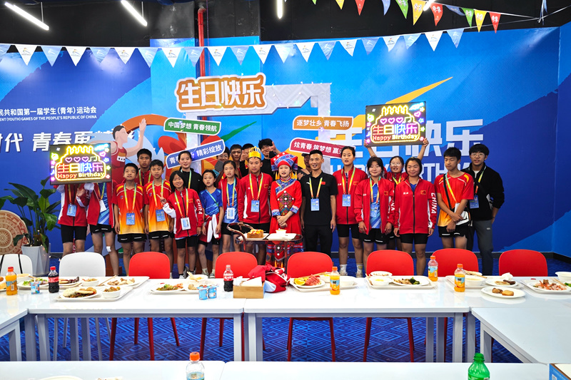 運(yùn)動(dòng)員村工作人員為運(yùn)動(dòng)員過(guò)生日。運(yùn)動(dòng)員村村委會(huì)供圖