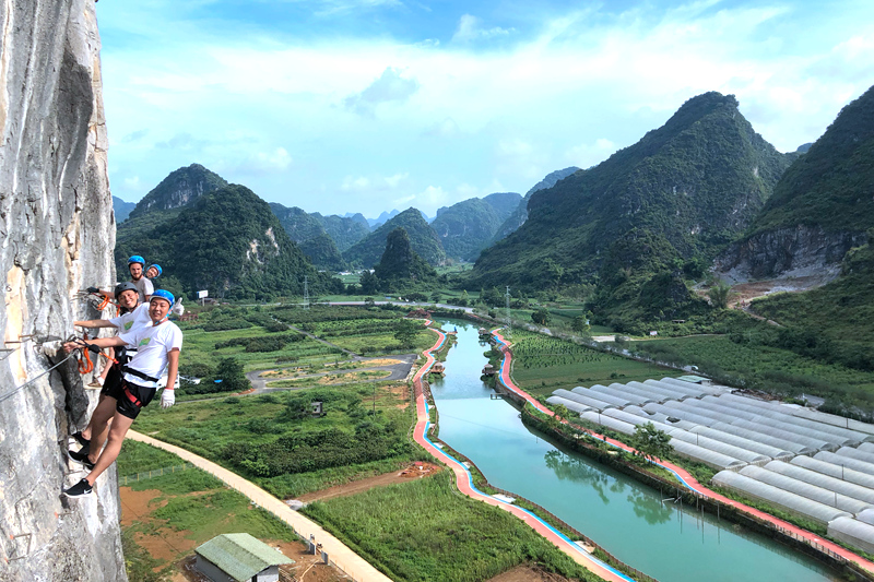 游客在攀巖小鎮(zhèn)體驗(yàn)飛拉達(dá)攀巖項(xiàng)目。馬山縣委宣傳部供圖