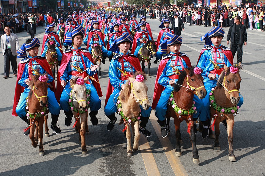 往屆德保紅楓文化旅游觀(guān)賞月民俗巡游矮馬馬術(shù)方陣。德?？h委宣傳部供圖