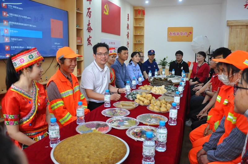 港北區(qū)石羊塘社區(qū)組織轄區(qū)新業(yè)態(tài)新就業(yè)群體開展“潮聚三月三 和諧在八桂”活動。港北區(qū)委組織部供圖