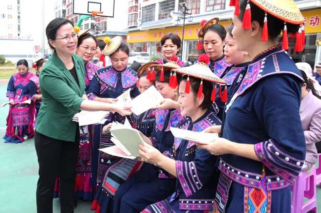 潘艷向婦女群眾贈(zèng)送書(shū)籍