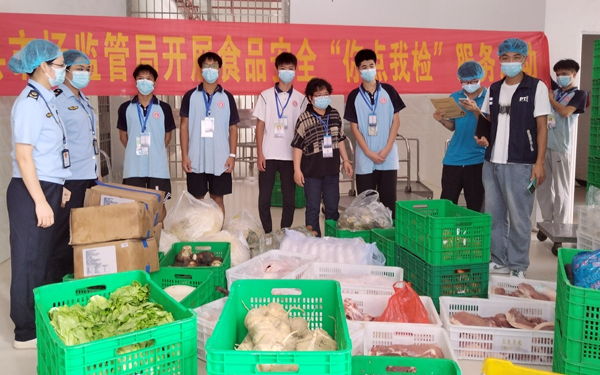 同學們參與市場監(jiān)管局驗收“清廉餐”食材