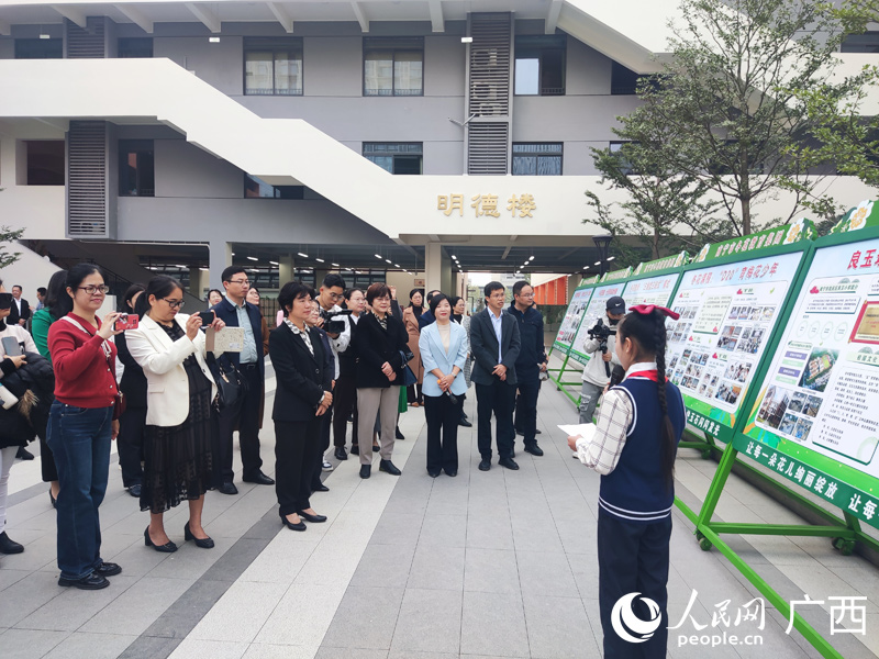 嘉賓參觀校園。人民網(wǎng)記者 王勇攝