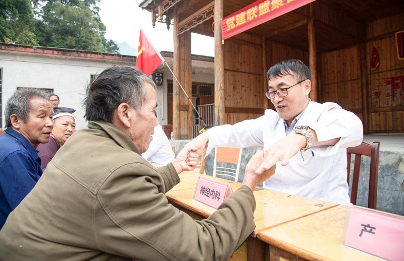 圖說：義診現(xiàn)場專家為村民提供體檢問診服務(wù)。柳鐵中心醫(yī)院供圖