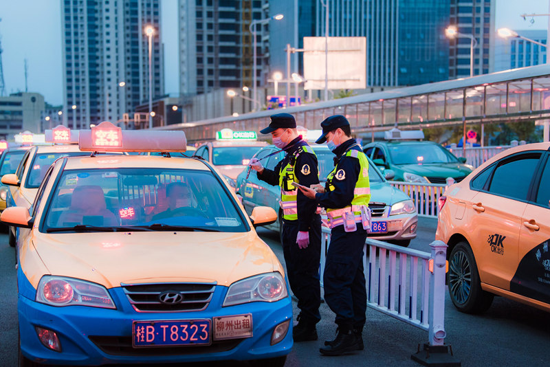 柳州市交通運輸綜合行政執(zhí)法人員在柳州火車站開展執(zhí)法檢查。石添元攝