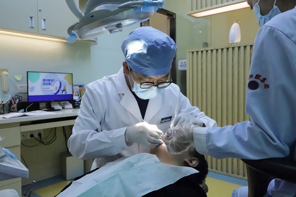 李冠樺為患者進(jìn)行手術(shù)治療。劉禮鈞攝