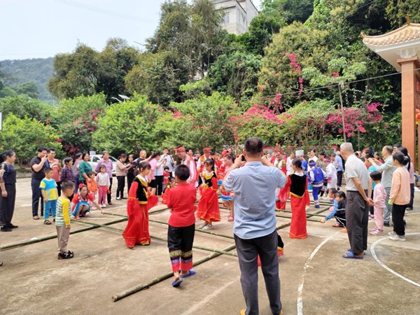 河木村五星公社村民表演與游客的互動現(xiàn)場。覃曉妙攝