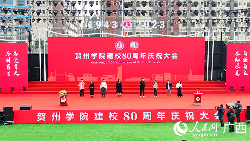 大會(huì)暖場(chǎng)表演。人民網(wǎng) 付華周攝