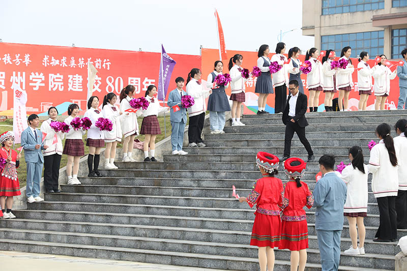 同學(xué)們列隊(duì)歡迎參加慶?；顒?dòng)的嘉賓。趙玉琳攝