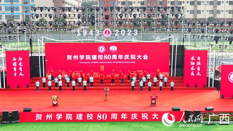 大會(huì)暖場(chǎng)表演。人民網(wǎng) 付華周攝