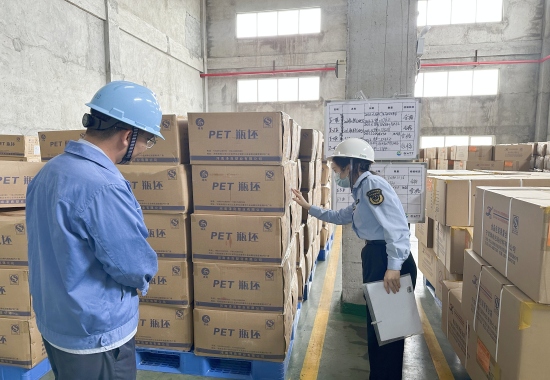 工作人員實地走訪并指導(dǎo)企業(yè)。