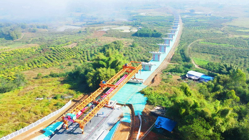 柳梧鐵路桂平特大橋T梁架設(shè)。柳梧鐵路項(xiàng)目供圖