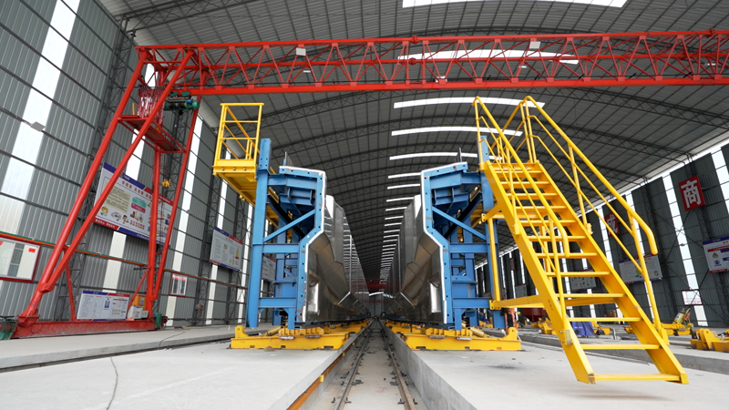 全自動(dòng)智能制梁模板。柳梧鐵路項(xiàng)目供圖