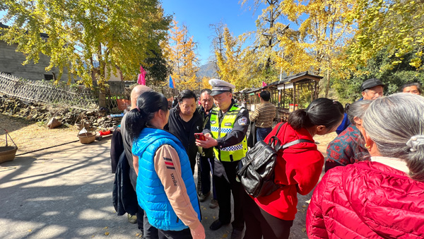 民警向群眾講解交通安全知識