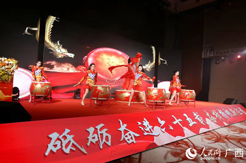 精彩的節(jié)目表演。嚴立政攝