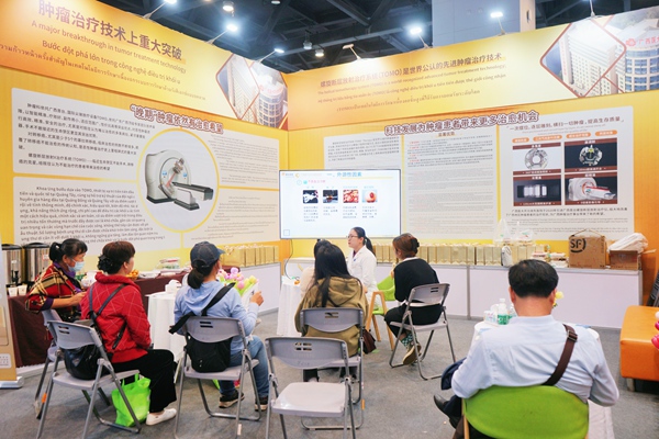 醫(yī)務(wù)人員向群眾宣傳防癌科普知識(shí)。黃新婷攝