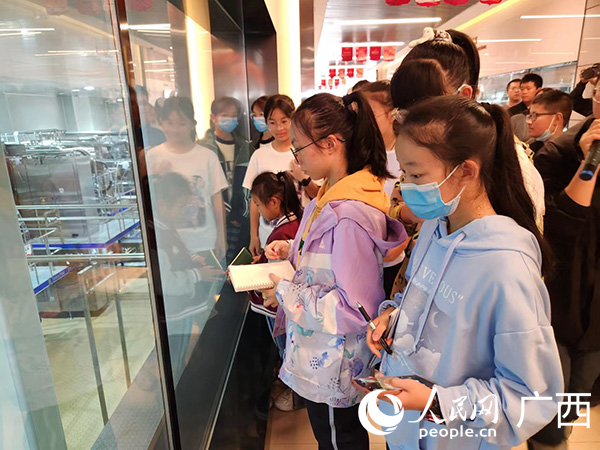 市民代表參觀皇氏乳業(yè)智能工廠。人民網(wǎng)記者 黃子婧攝