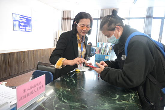 證件管理人員指導(dǎo)辦證群眾網(wǎng)上申請。劉耀興攝