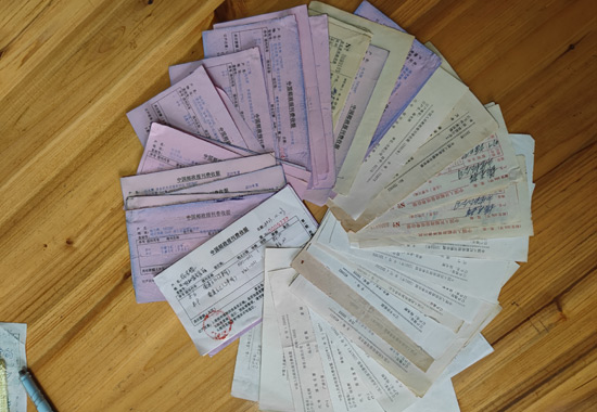 33年來?xiàng)罟廨x訂閱報(bào)刊憑證。貴港市郵政分公司供圖