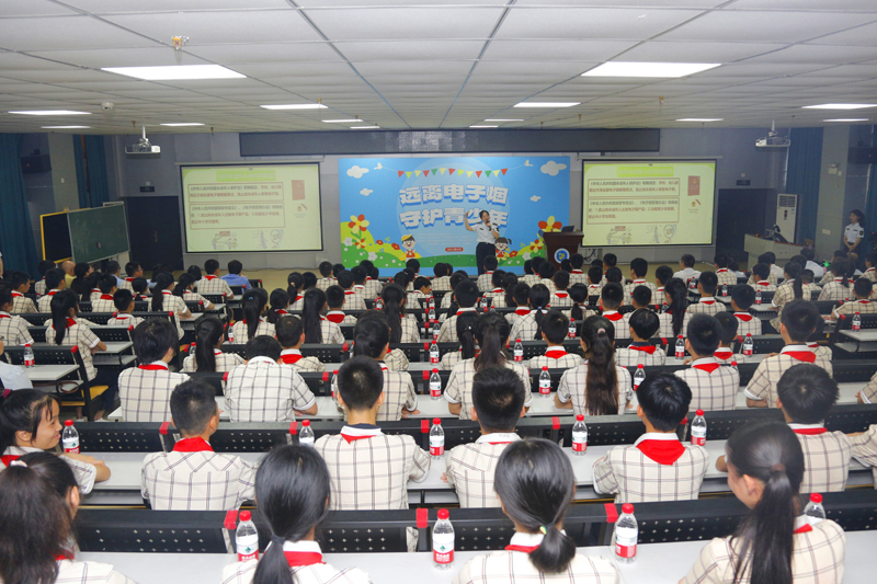 “守護未成年人健康成長電子煙監(jiān)管普法進校園”主題宣傳活動現(xiàn)場。徐苑惠攝