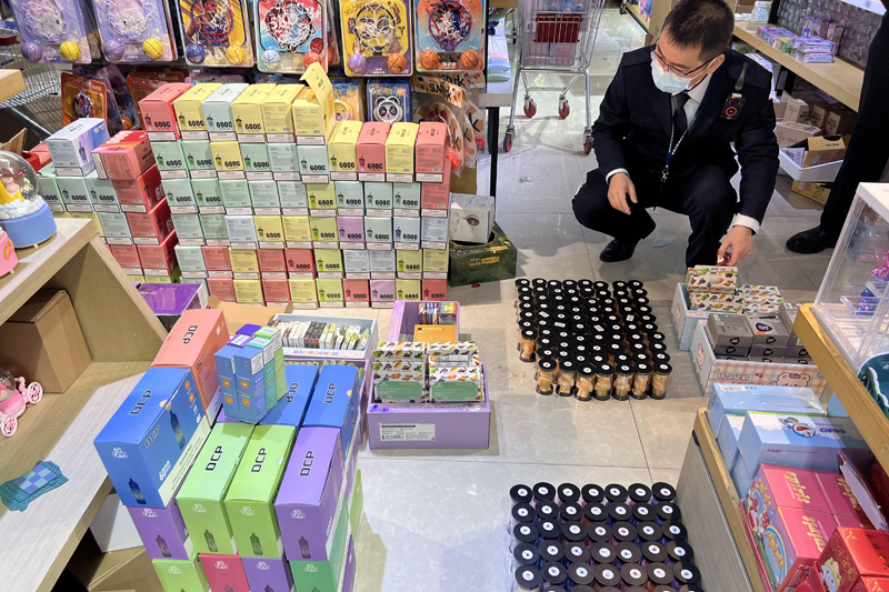 煙草執(zhí)法人員查處非法電子煙現(xiàn)場。廖俊光攝