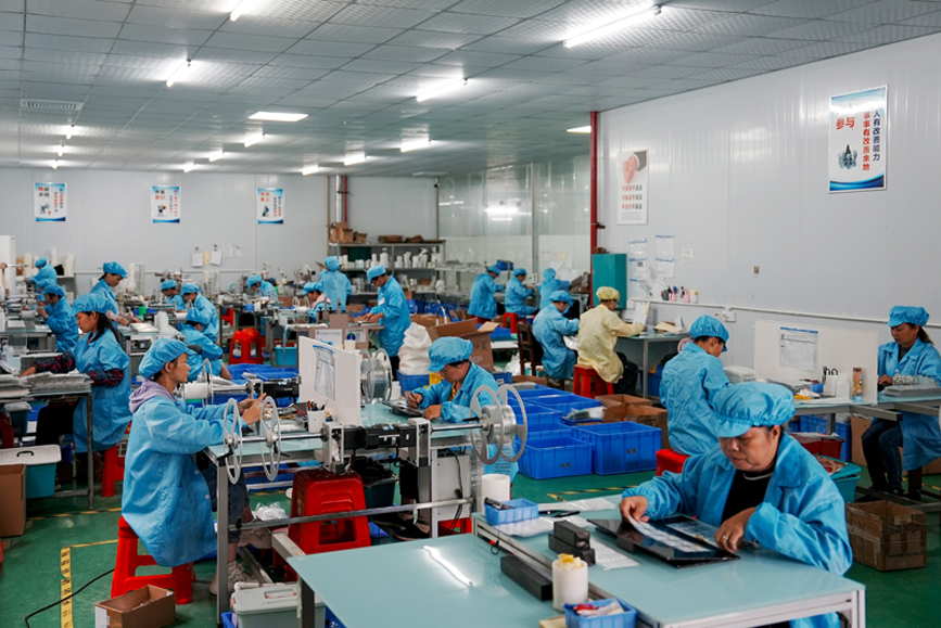 廣西容縣駿葳電子有限公司生產(chǎn)車間一派忙碌。容縣六王鎮(zhèn)大力支持玉商企業(yè)返鄉(xiāng)投資興業(yè)，去年以來，已有10家玉商回鄉(xiāng)新辦企業(yè)落戶六王村，一個(gè)多種產(chǎn)業(yè)集聚的新園區(qū)逐漸成型。鐘勇攝