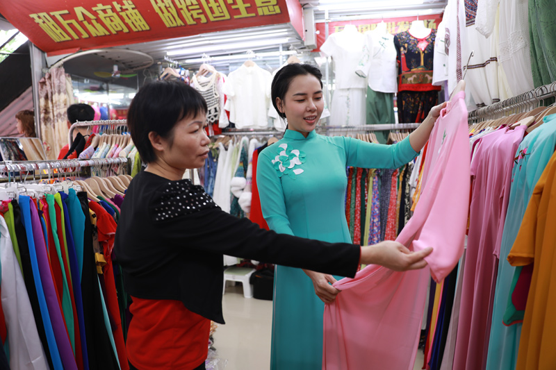 邊民阿青的服裝店。東興市融媒體中心供圖