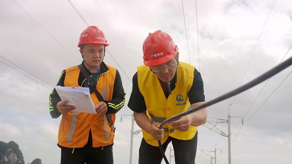 施工人員檢查通信光纜外觀情況。安智翔攝