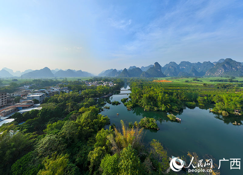 仲冬時(shí)節(jié)的大新黑水河風(fēng)景如畫。人民網(wǎng) 付華周攝