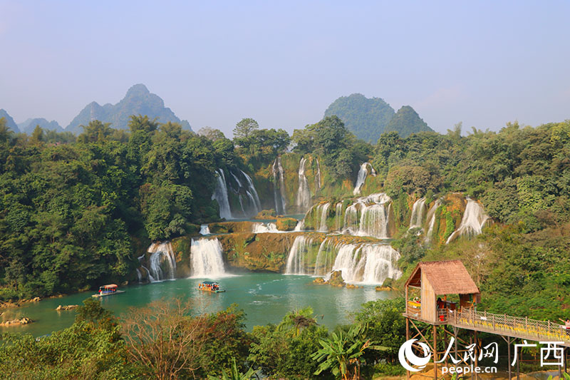 仲冬時(shí)節(jié)的德天瀑布。人民網(wǎng) 付華周攝