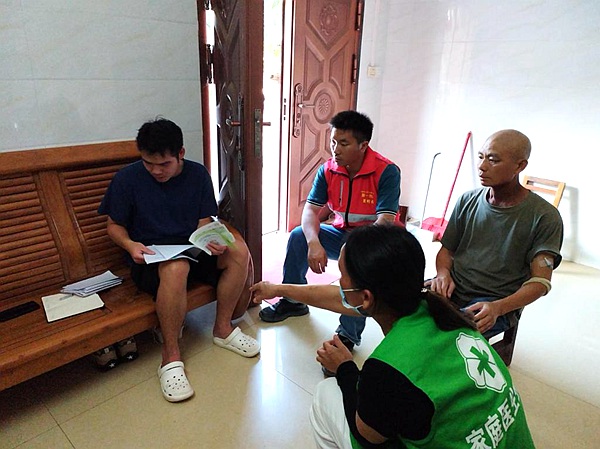 董明右書記入戶了解食管癌患者家庭基本情況。右江民族醫(yī)學(xué)院提供_副本