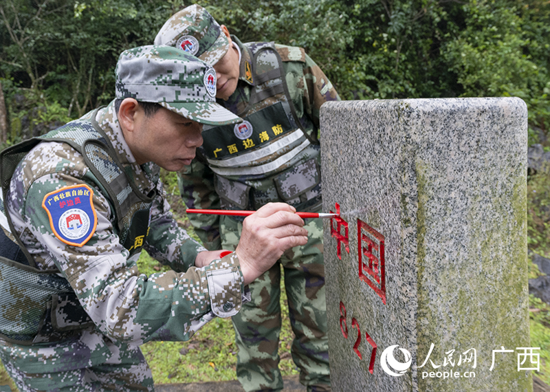 護(hù)邊員在給界碑描紅。人民網(wǎng) 雷琦竣攝