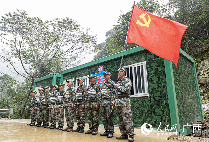 護(hù)邊員在巡邊驛站整隊(duì)休息。人民網(wǎng) 雷琦竣攝