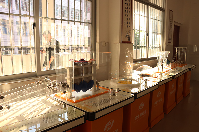 玉林市民族中學(xué)的科技館。黃紫玥攝