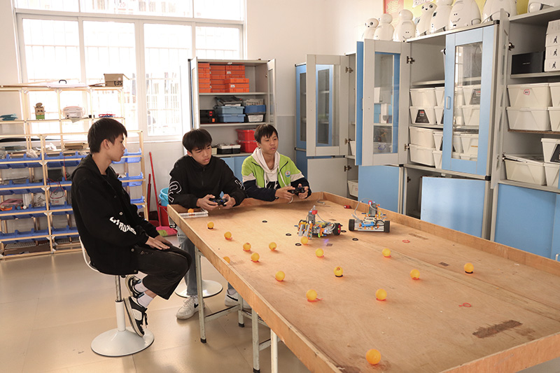 編程活動(dòng)室里，學(xué)生正在調(diào)試設(shè)備。黃紫玥攝